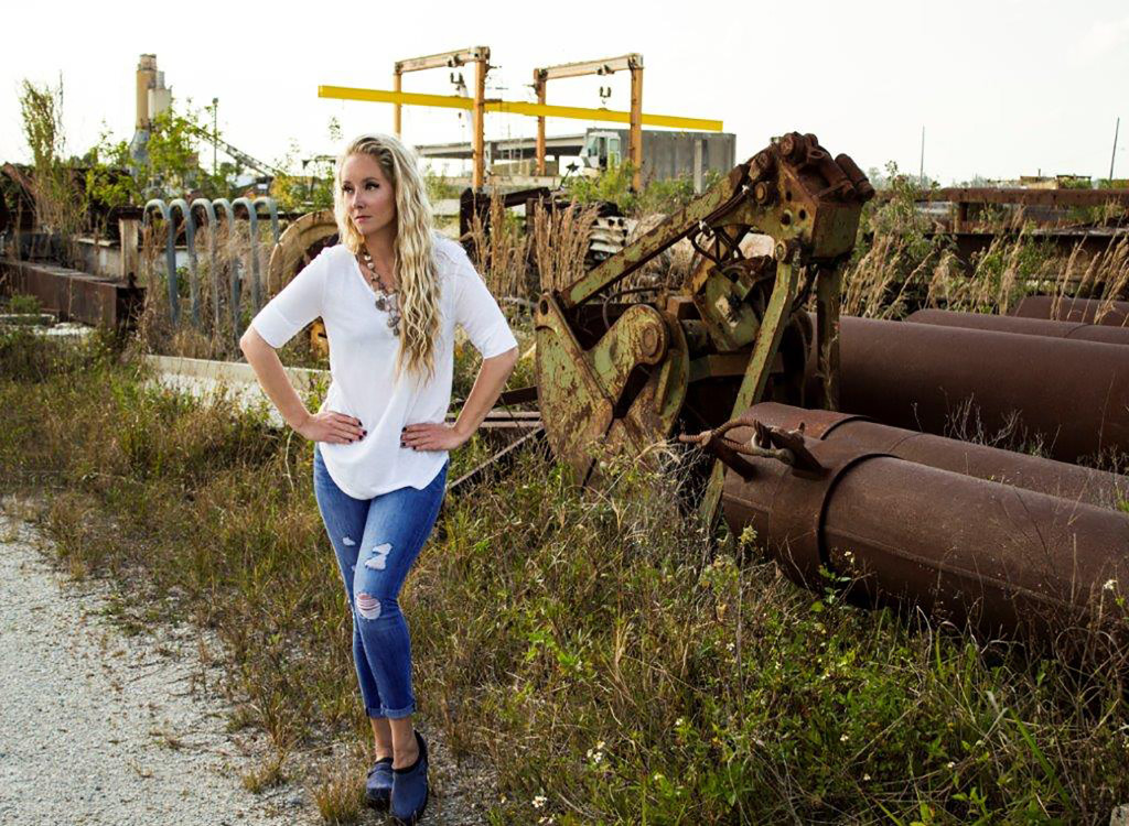 12-cc-photoshoot-amber-6-blue-jeans-and-blue-clogs-2